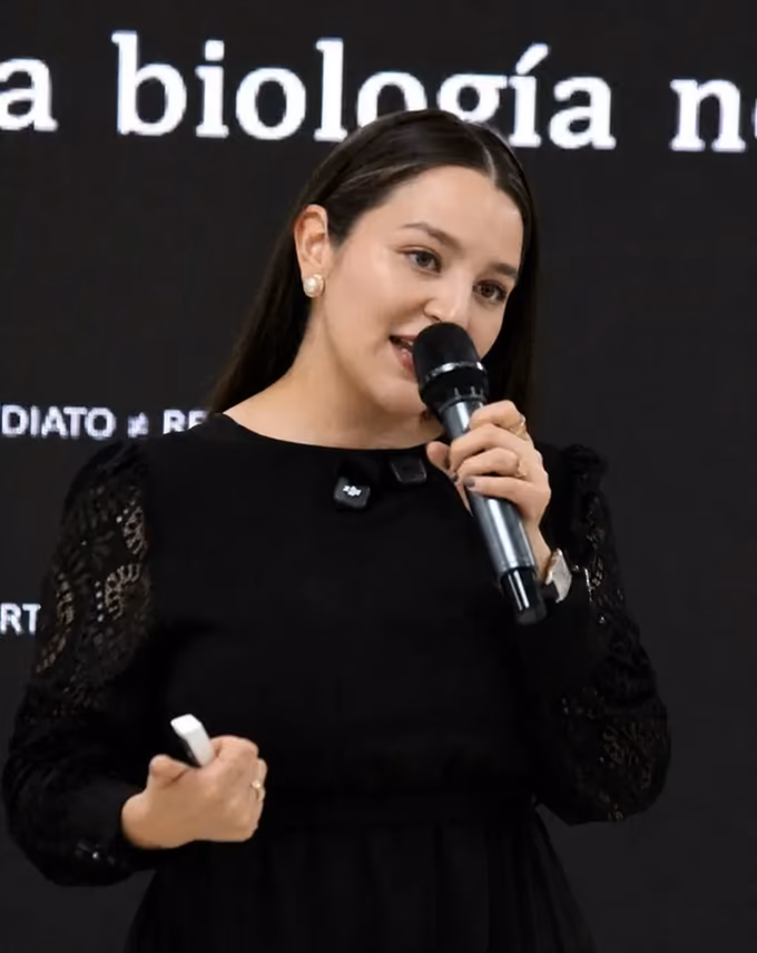La Dra. Priscila Domínguez durante una ponencia en Monterrey.