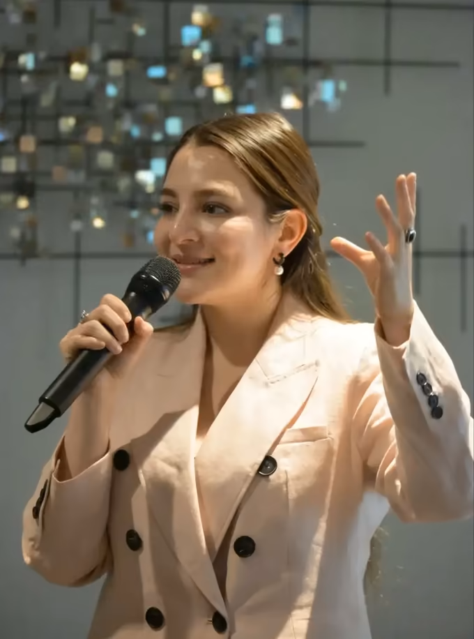 La Dra. Priscila Domínguez imparte un taller de Ultraformer III para especialistas en Mexicali.